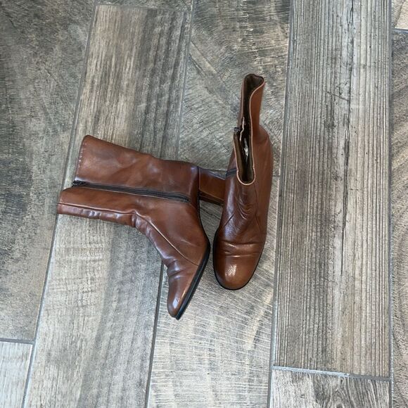 Vintage Goloboots in mid calf brown leather, 2.5”heel - Picture 1 of 9
